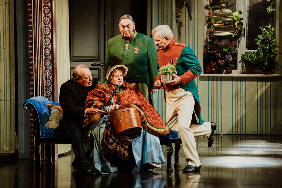 В Малом театре играют классическую комедию Гоголя «Женитьба»