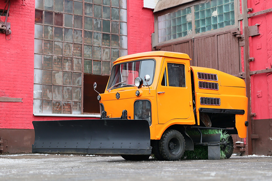 В Музее транспорта отреставрировали редкую тротуароуборочную машину советской эпохи