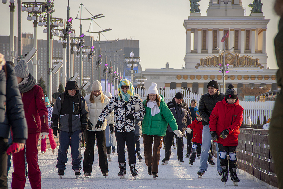 До снежных искр: На ВДНХ на самом большом катке Европы отметили Всемирный день катания на коньках
