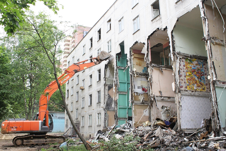 Когда сносят дом. Первая снесенная пятиэтажка в Москве. Расселенные пятиэтажки в Москве. Расселение хрущевок. Кирпичные хрущевки сносят.