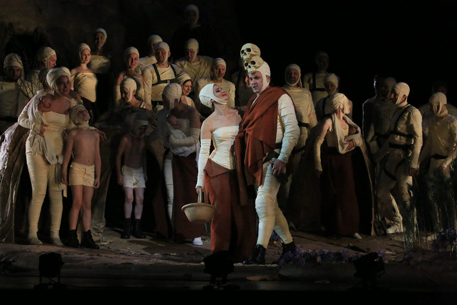 В Музыкальном театре Станиславского драму «Макбет» перенесли в каменный век