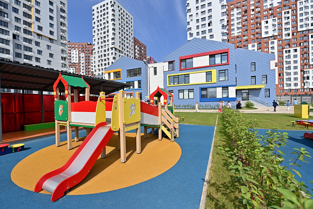 В Москве благоустроят территорию возле школ и детских садов