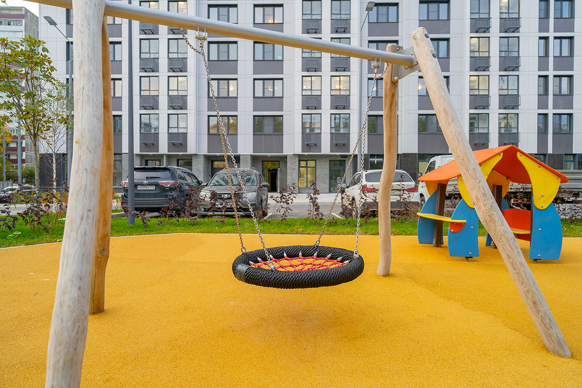 Андрей Бочкарёв: Более 45 детских и спортивных площадок появилось во дворах реновации в Бескудниковском районе