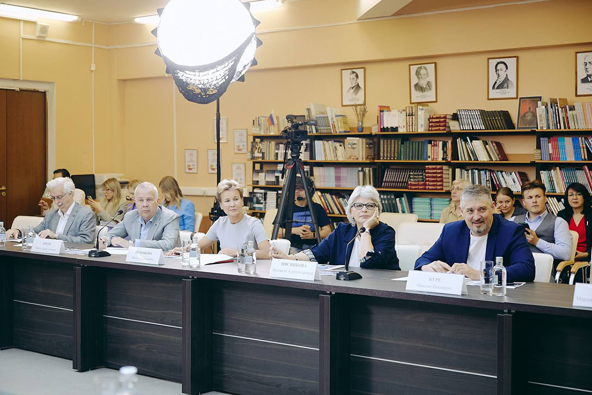В Общественной палате Москвы обсудили итоги столичного пилотного формата обучения в старших классах с акцентом на подготовке к ЕГЭ