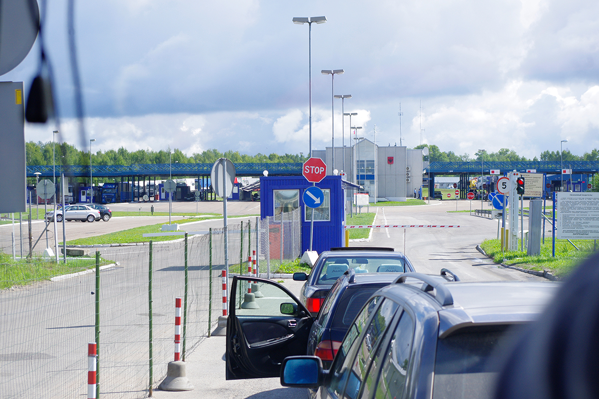 Латвия запретила въезд российским автомобилистам