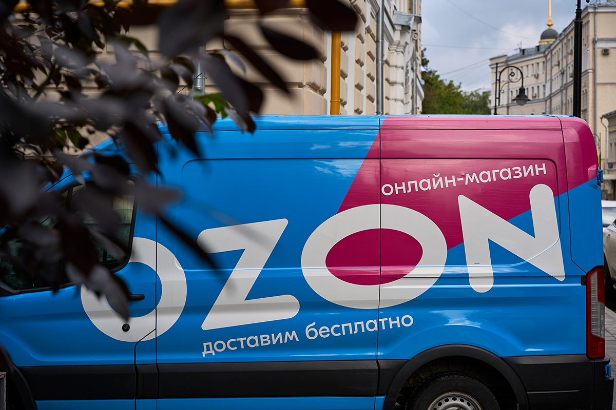 Ozon регистрирует оригинальный паттерн своих фирменных цветов