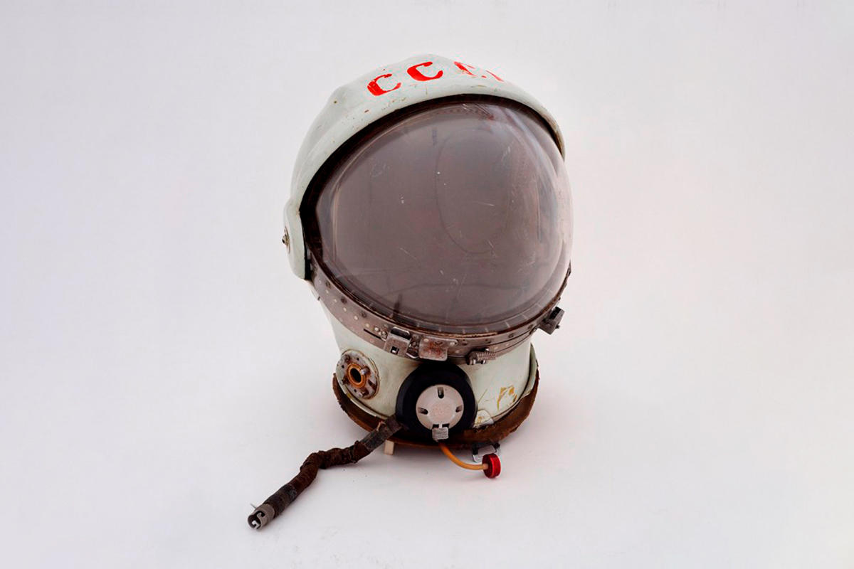 Один из первых в мире космических шлемов продают на аукционе