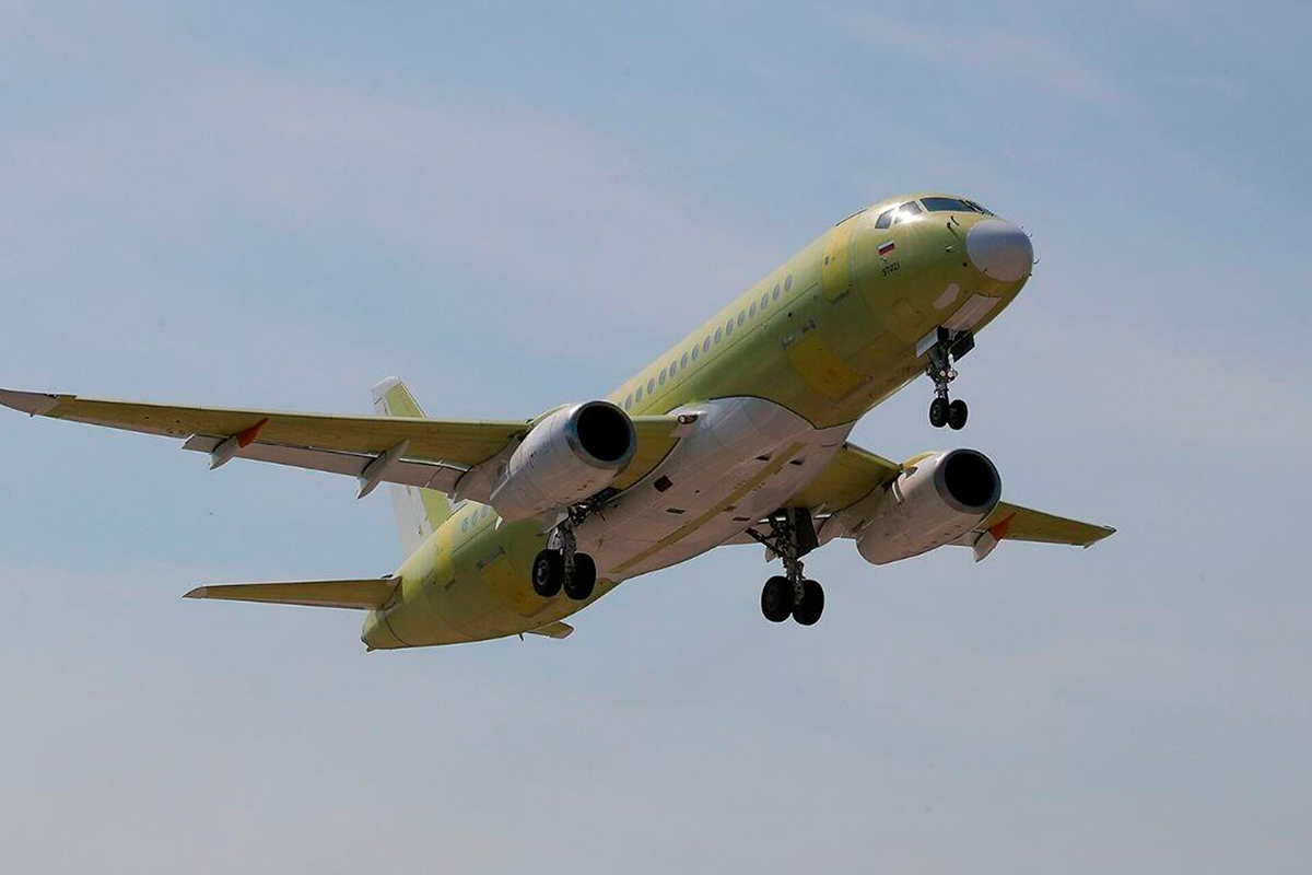 Самолет SJ-100 с российским двигателем полетит в назначенные сроки