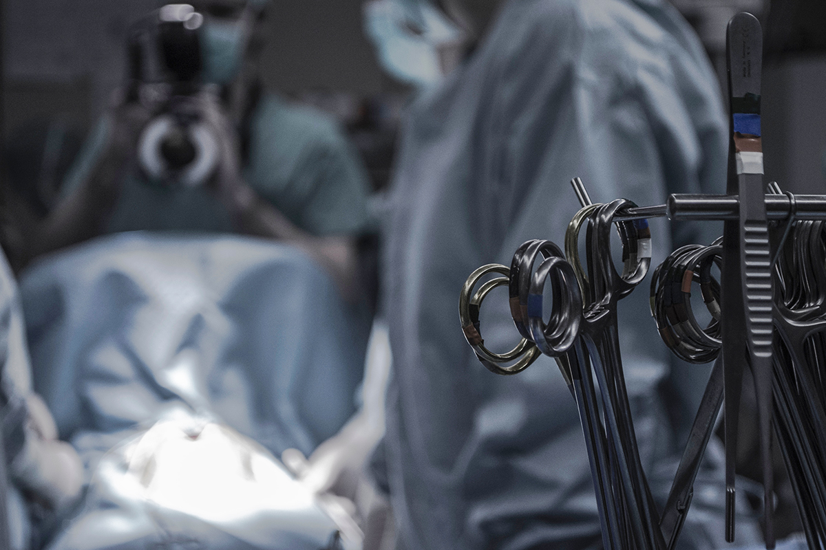 В НИИ имени Склифосовского успешно заменили сердечный клапан через прокол в бедре
