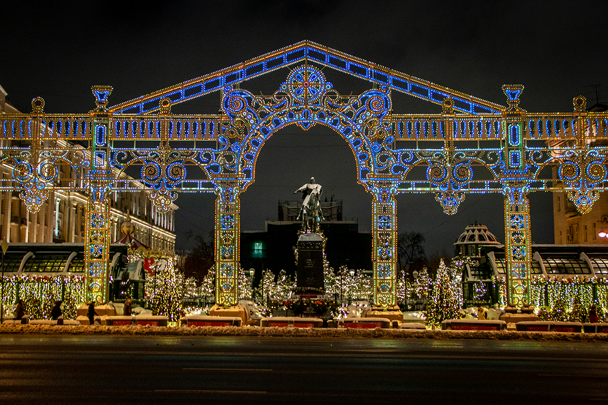 К Новому году столицу украсят около 5 тыс. световых конструкций