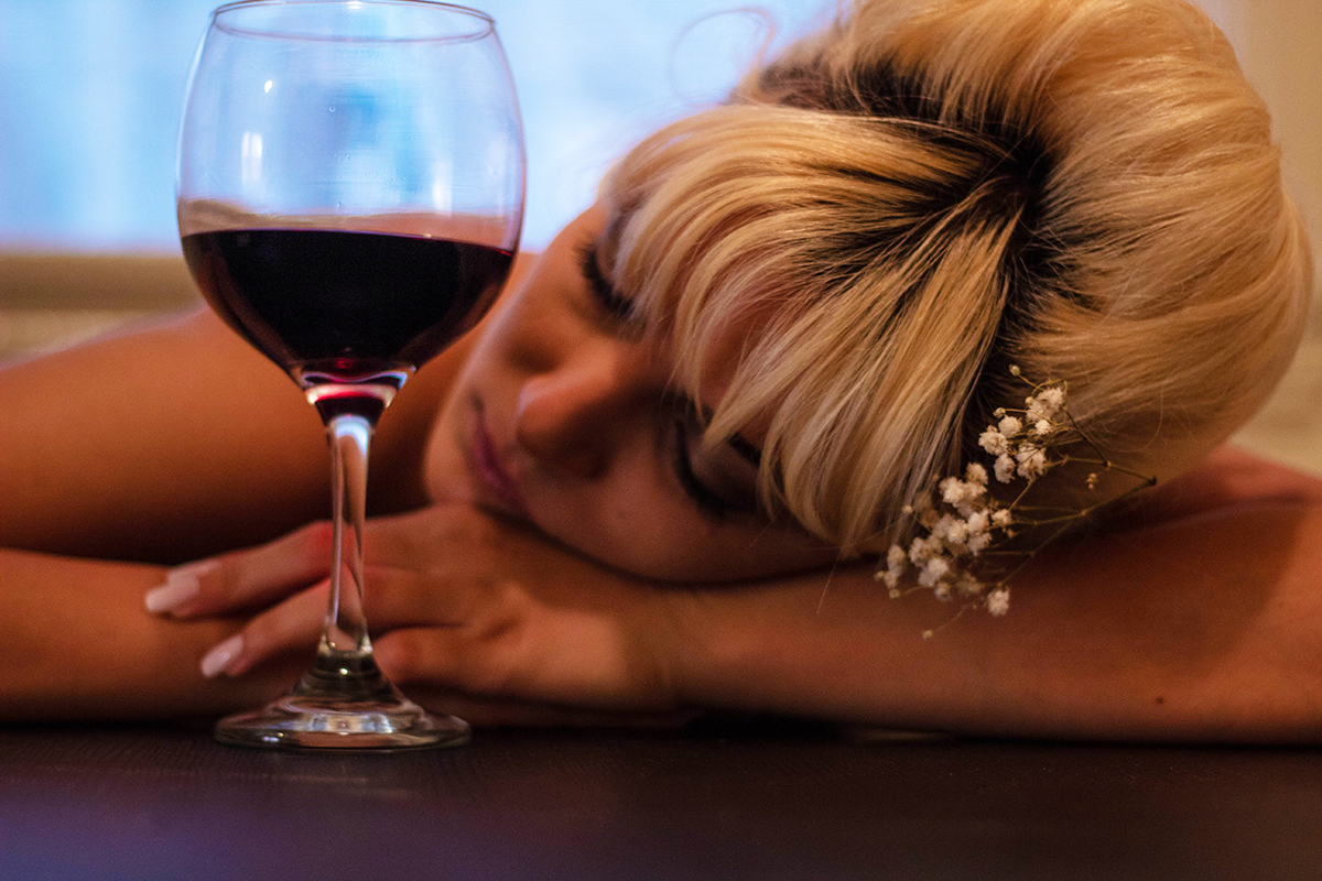 Найдена причина головной боли после бокала красного вина
