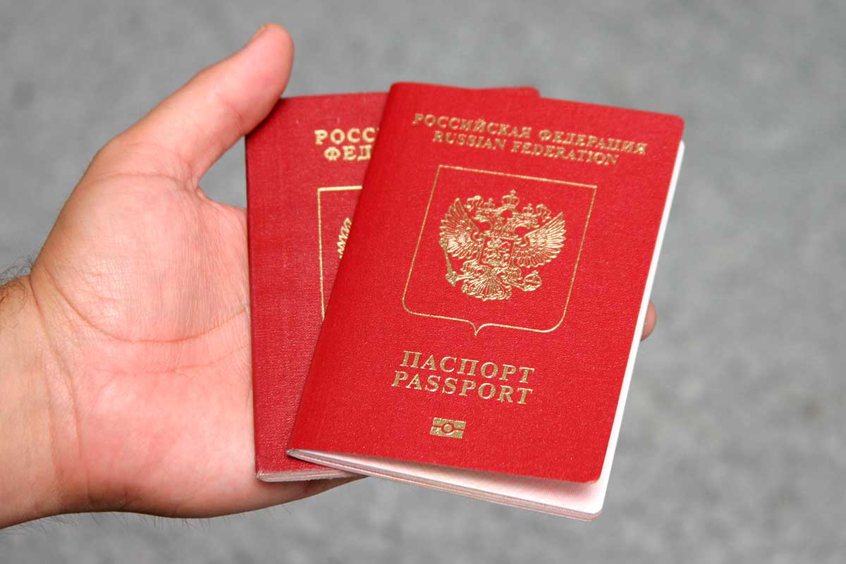 С 11 декабря невыездные россияне должны сдать загранпаспорта на хранение