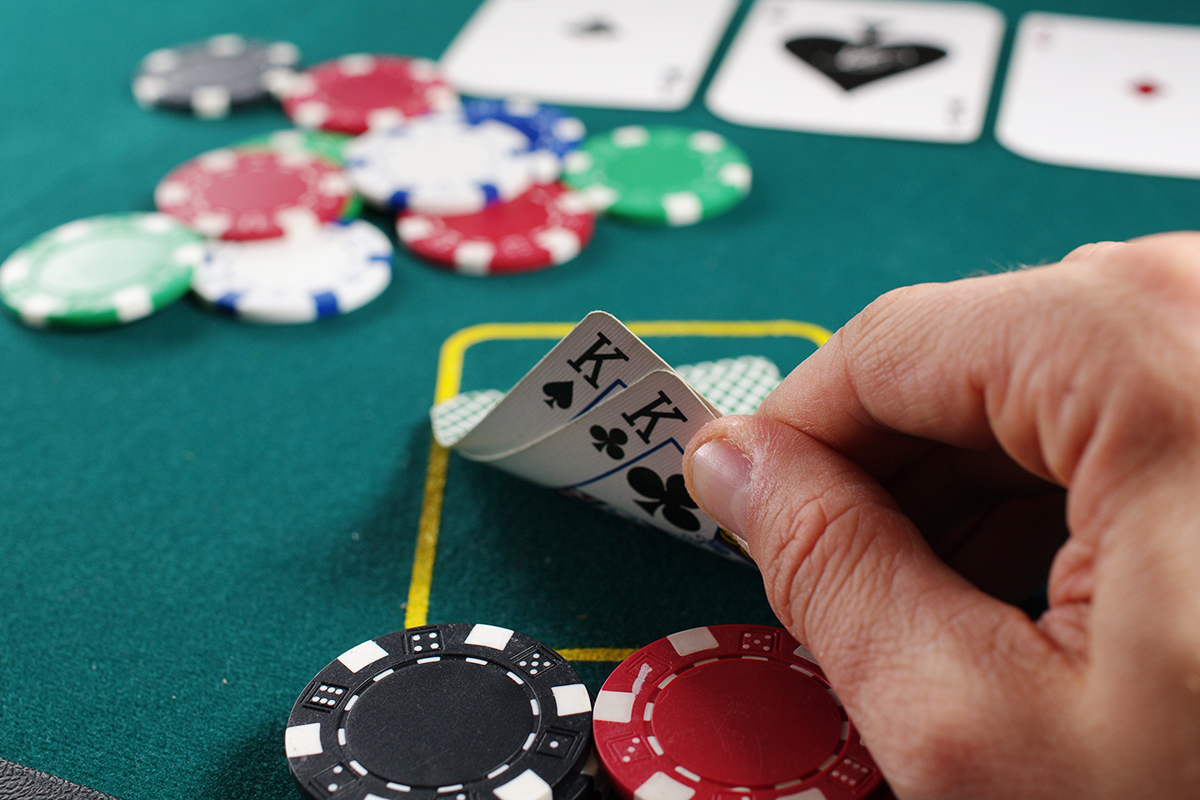 Полиция закрыла сеть подпольных покерных клубов в Москве