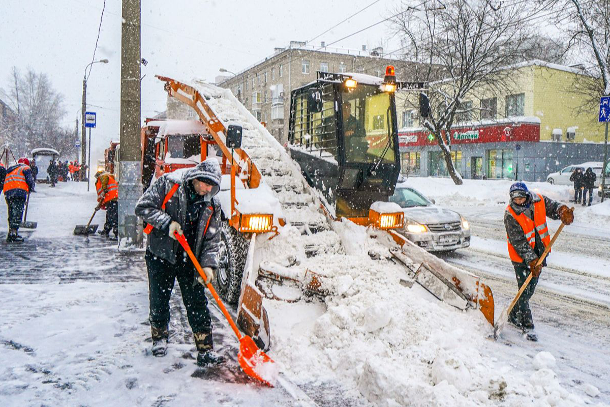 Городские службы Москвы продолжают масштабную уборку из-за снегопада
