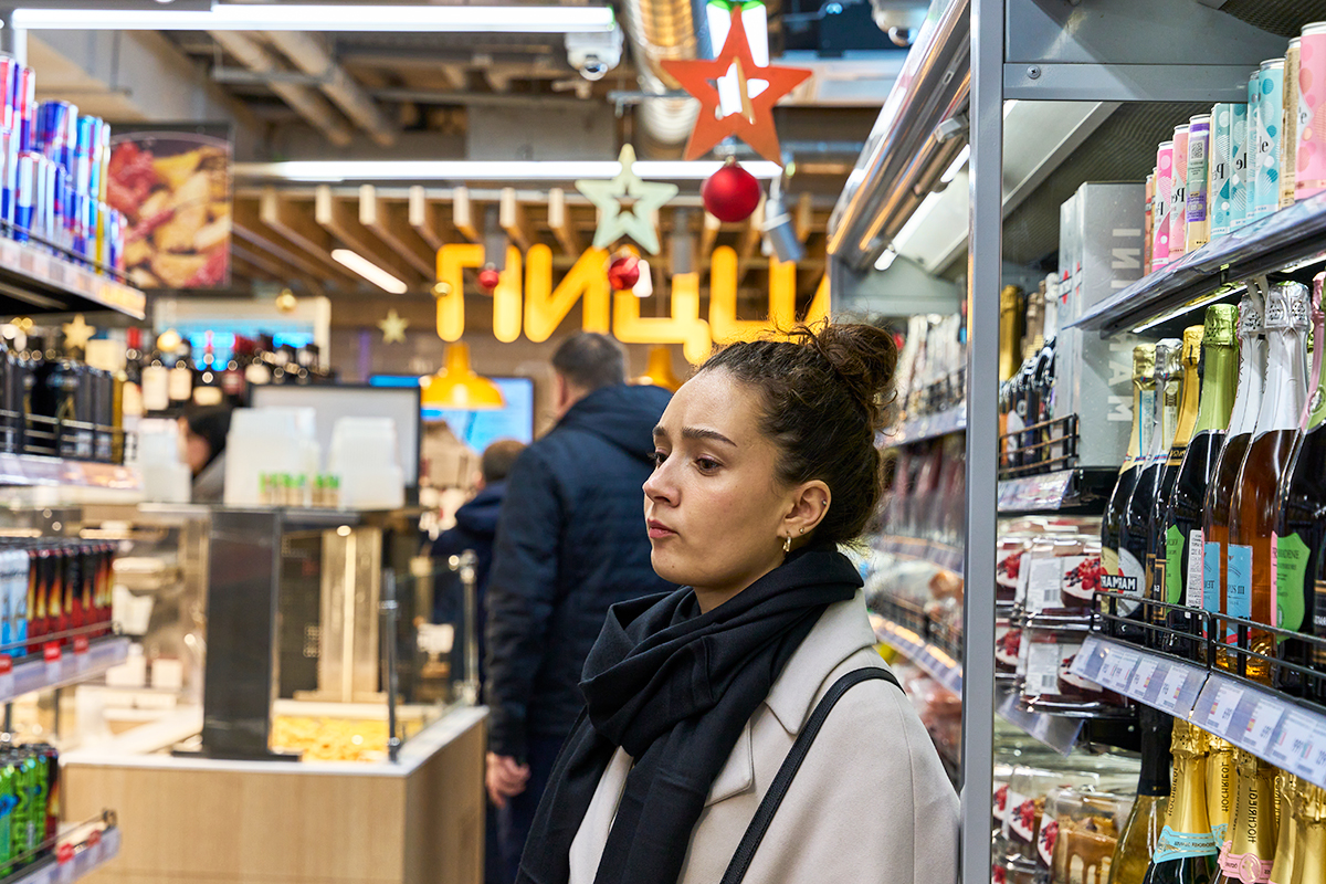 В РФ могут запретить супермаркетам сообщать о завершении продажи алкоголя