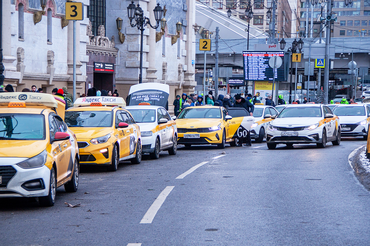 Госдума приняла в первом чтении закон о локализации таксопарка в регионах
