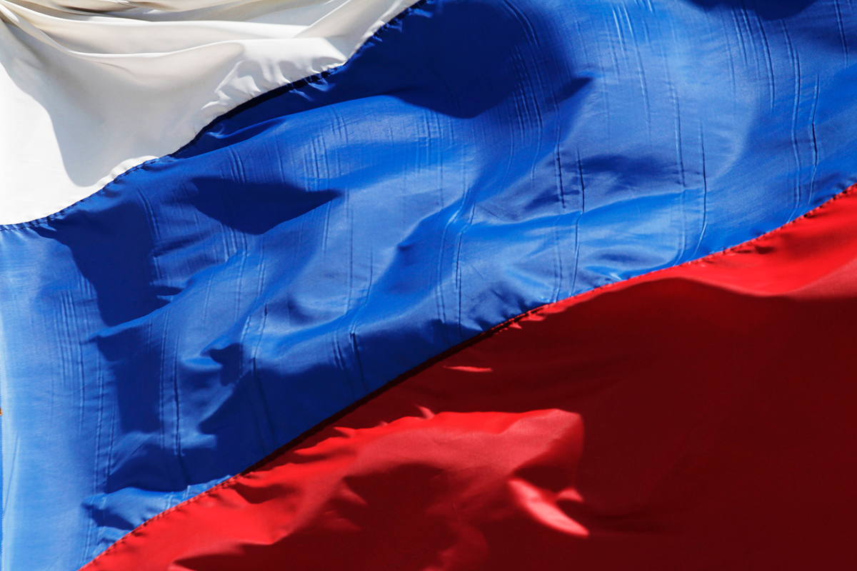 В Госдуму внесли законопроект о размещении флага РФ в детсадах, школах и вузах