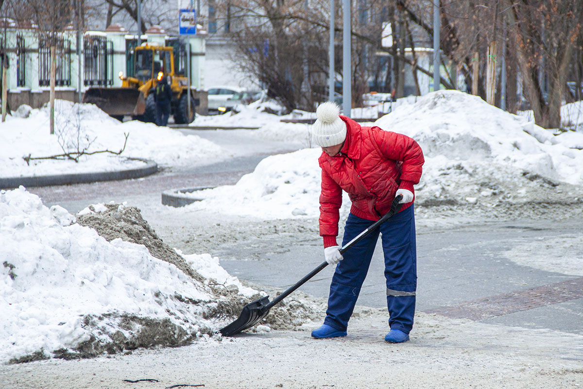 В Москве проводятся работы по ворошению снега