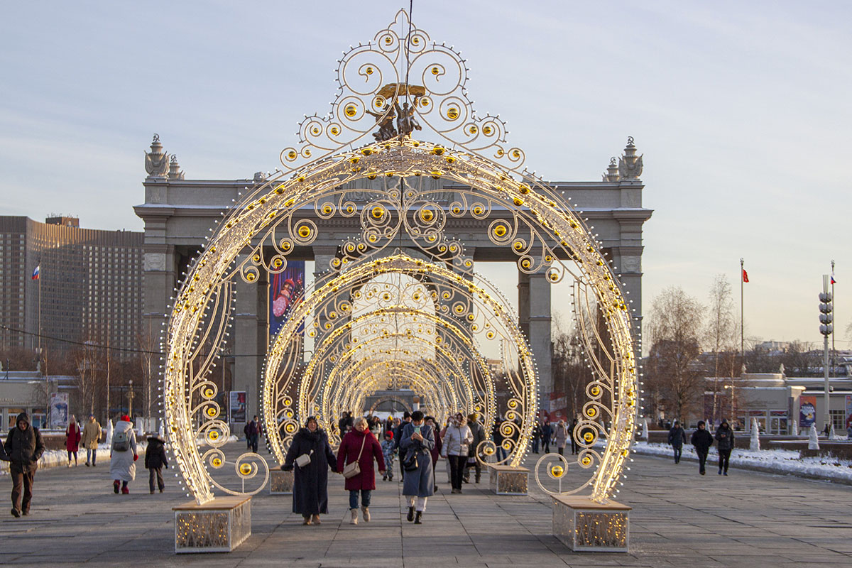 В Москве демонтируют новогодние световые украшения