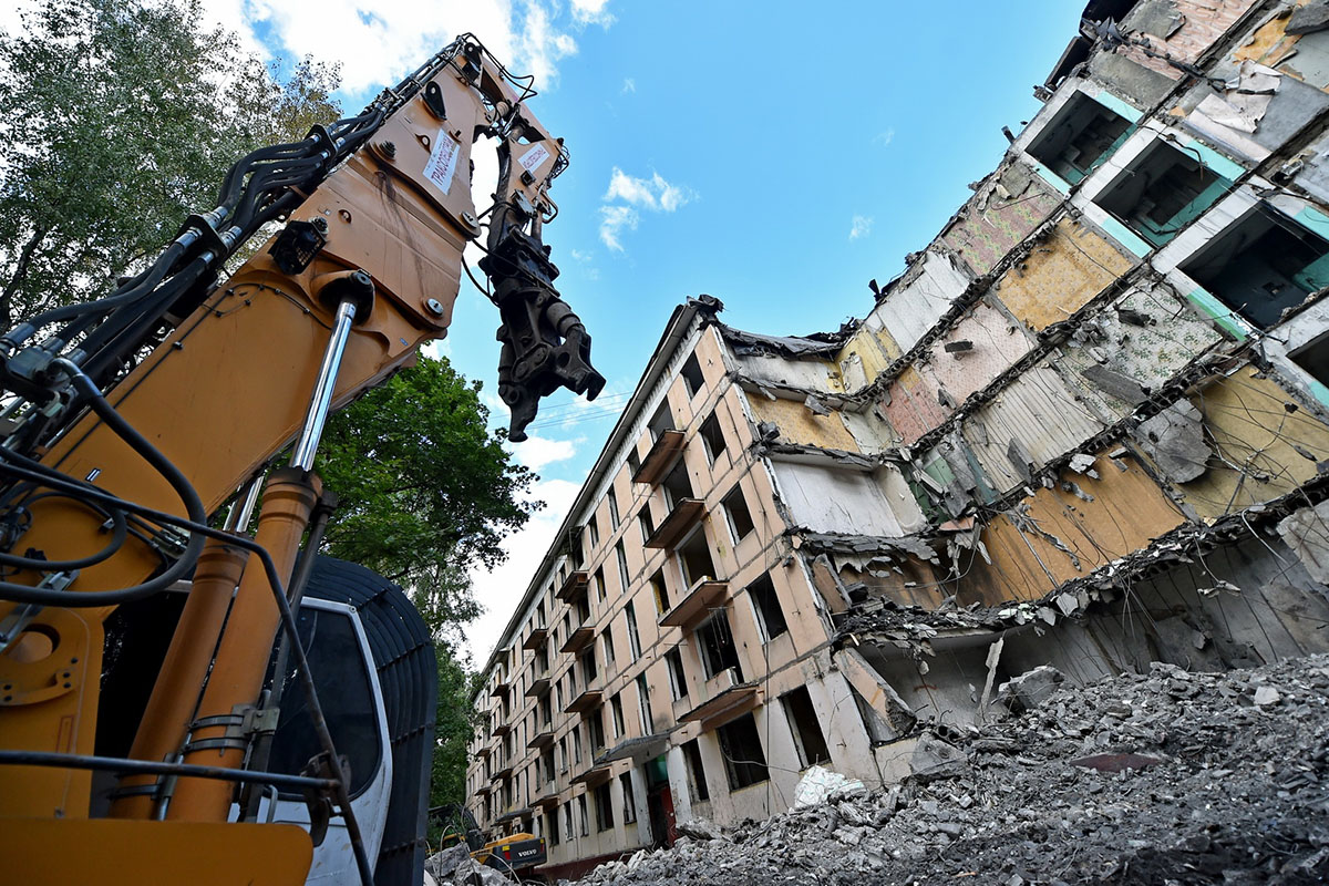 В Рязанском районе снесли три расселенных дома по программе реновации