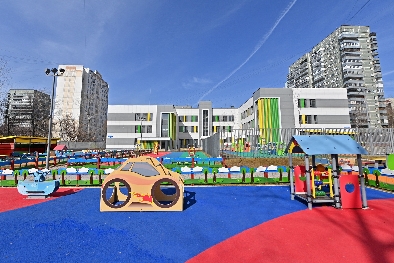Почти полсотни детских садов и школ построят в Москве до конца апреля года