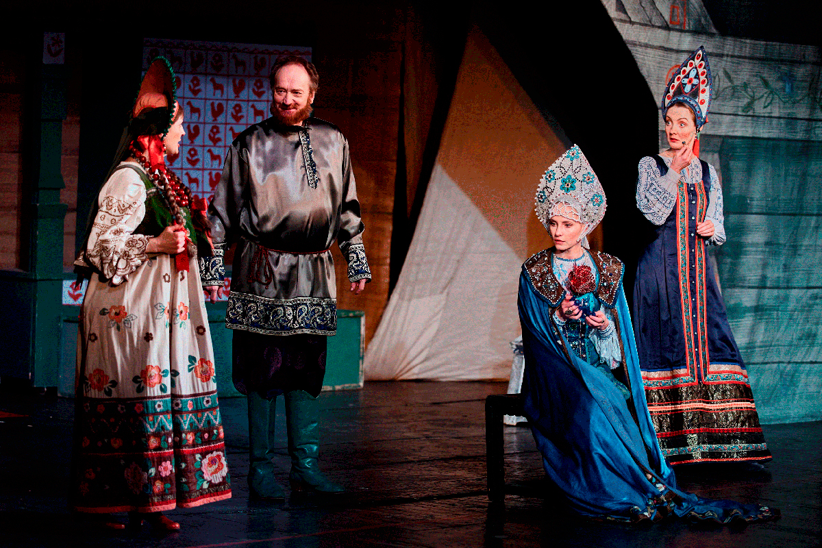 В театре имени Пушкина показывают спектакль «Аленький цветочек»
