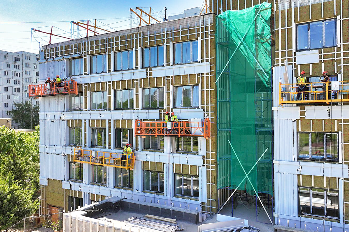 В Москве сейчас идет реконструкция более 100 зданий поликлиник — Собянин