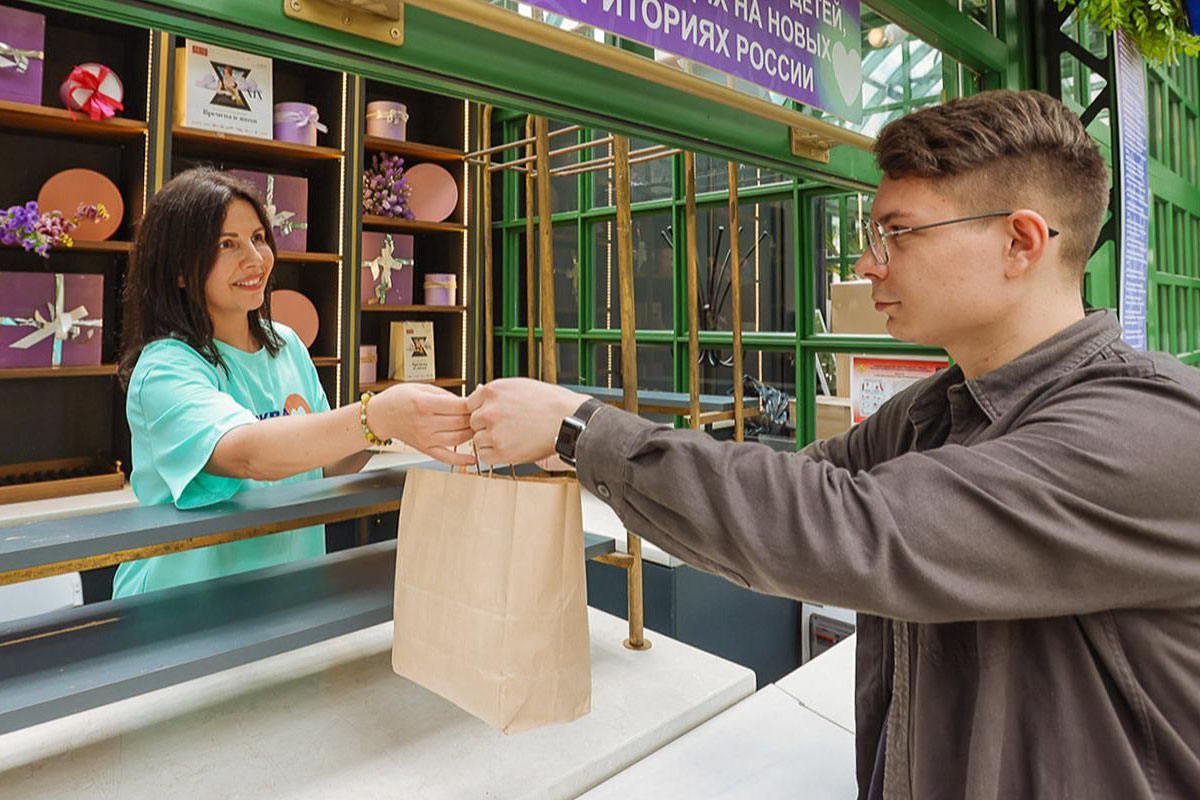 В 10 московских округах открылись «Домики добра» для сбора гуманитарной помощи