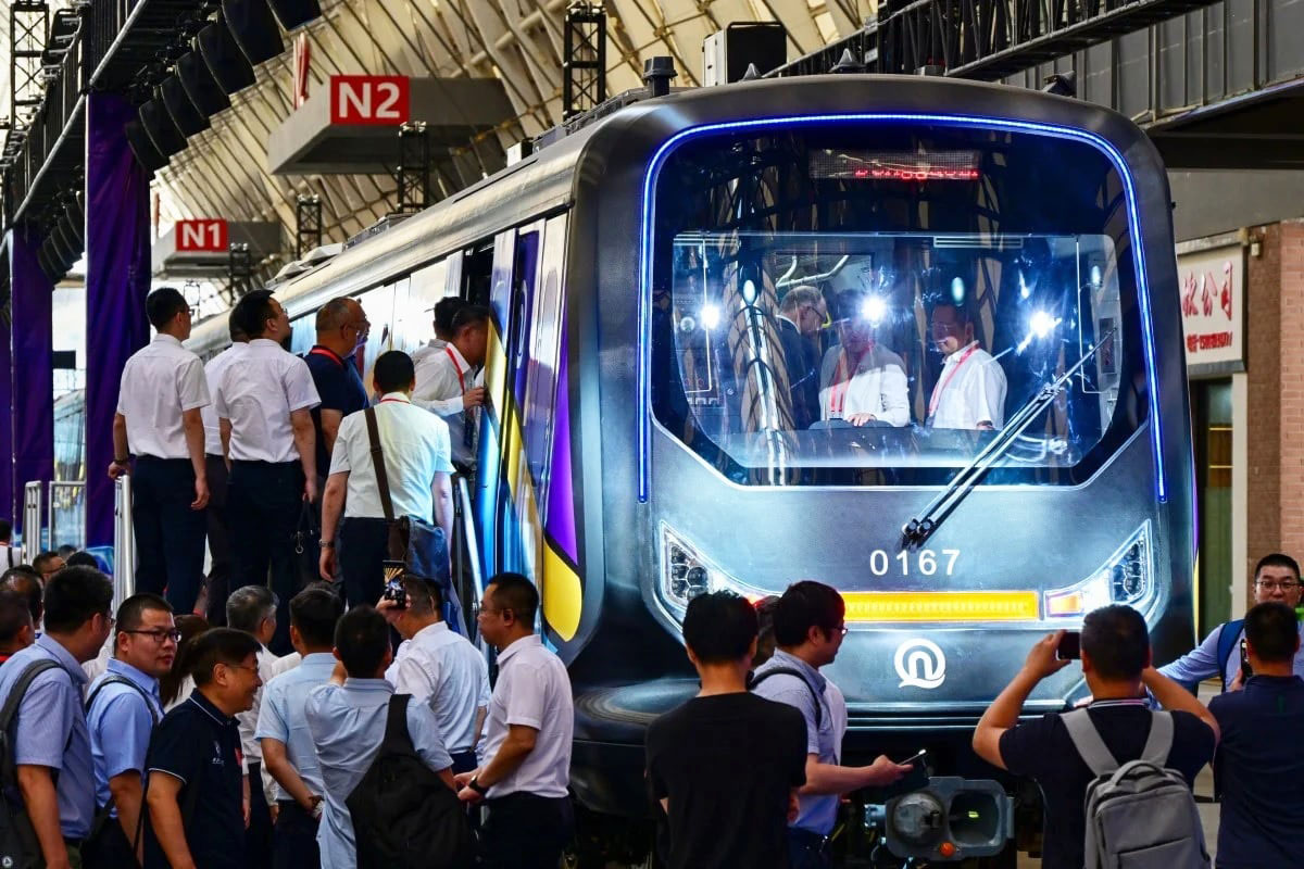 В Китае создали первый в мире поезд метро из углеродного волокна