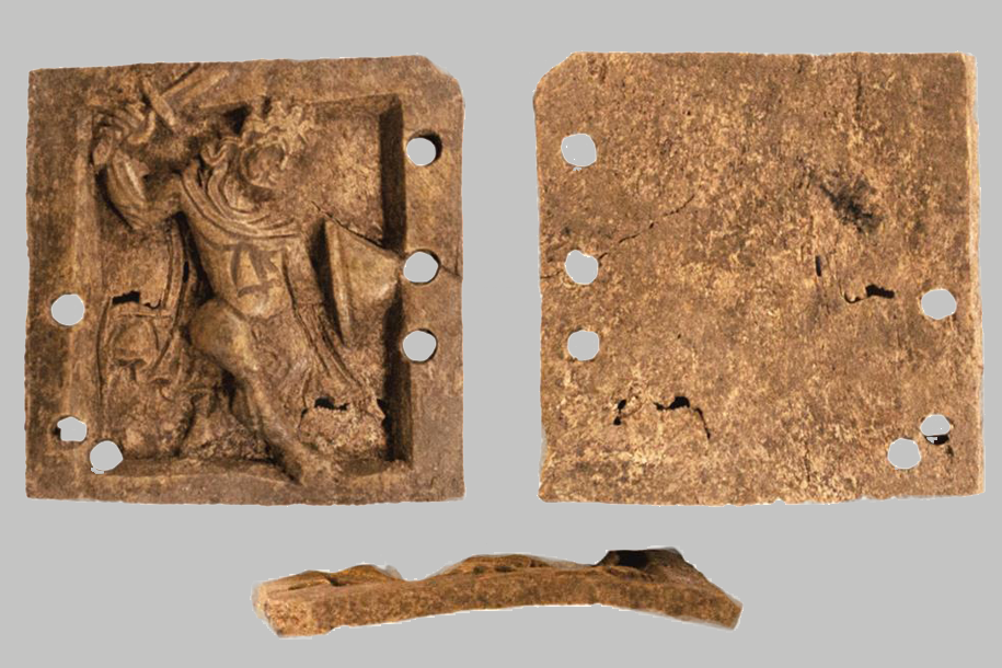 Археологи обнаружили в Суздале редкую костяную накладку с византийского ларца
