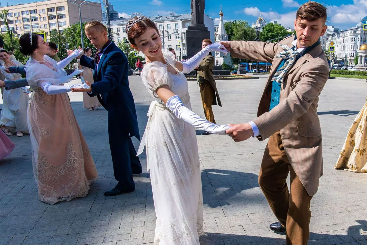 Открытое занятие по историческому танцу пройдет в «Лужниках» в рамках фестиваля «Лето в Москве. Все на улицу!»