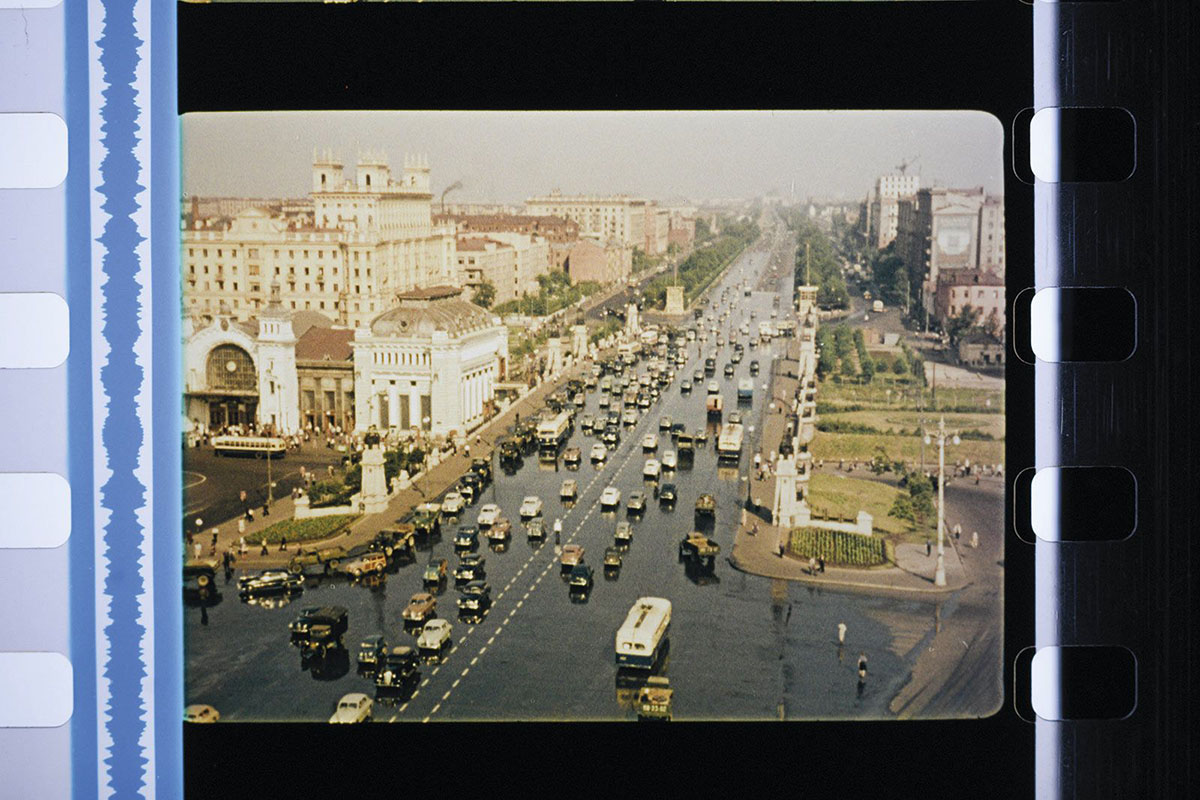 На Арбате проходит посвященная столице в кинематографии выставка «Москва в кадре»