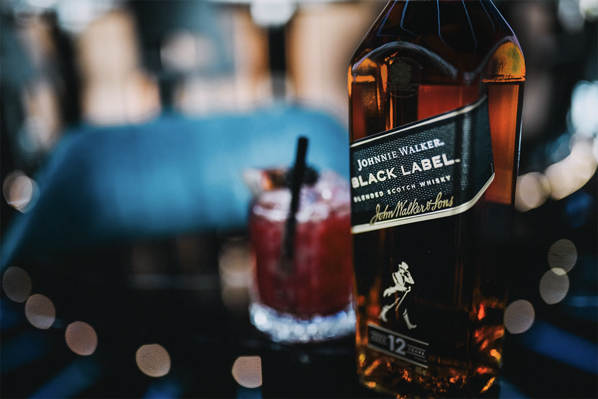 В шотландском баре тестируют бумажные бутылки для виски Johnnie Walker